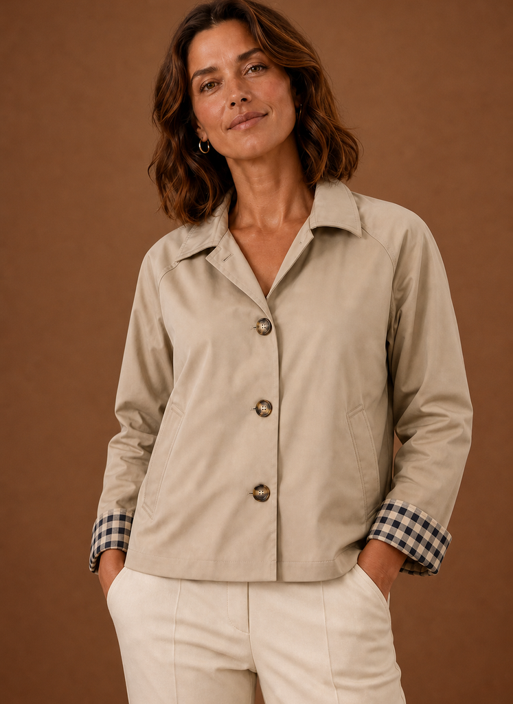 Model trägt lässige, leichte beige Damen Übergangsjacke mit Knopfleiste. Ideal für den Alltag im Frühling.