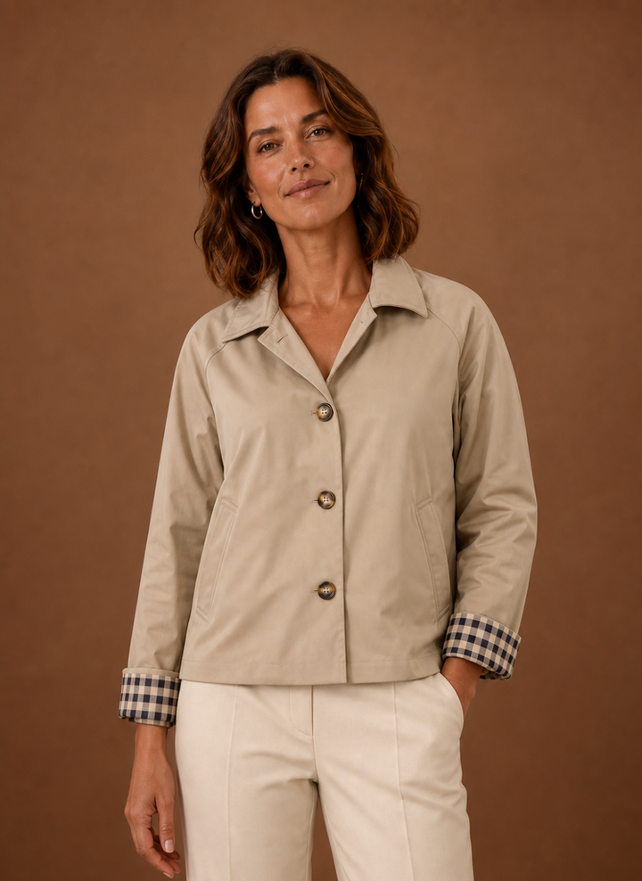 Beige leichte Damen Übergangsjacke mit Knopfleiste. Ideal für Frühling & Sommer, bequem und lässig.