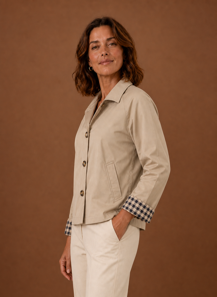 Bequeme leichte Damen Übergangsjacke in Beige. Perfekt als Freizeitjacke für Frühling & Sommer.