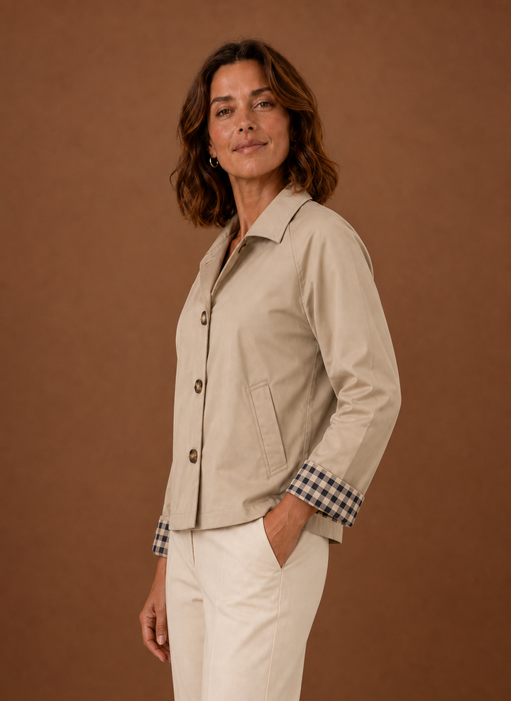 Bequeme leichte Damen Übergangsjacke in Beige. Perfekt als Freizeitjacke für Frühling & Sommer.