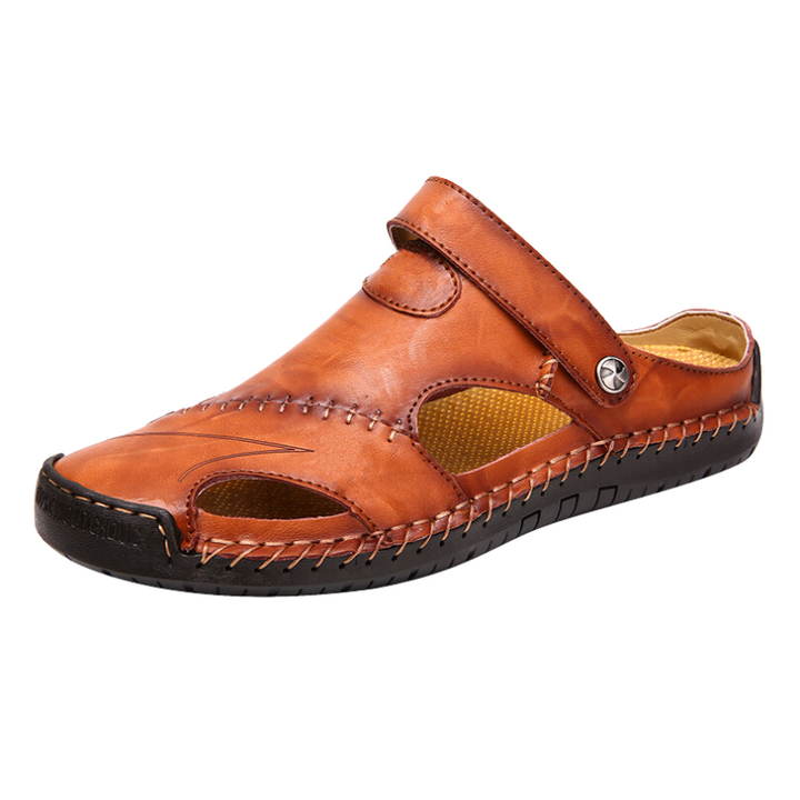 Leichte, rutschfeste Marco orthopädische Herren-Ledersandalen. Komfortable offene Schuhe für den Sommer.