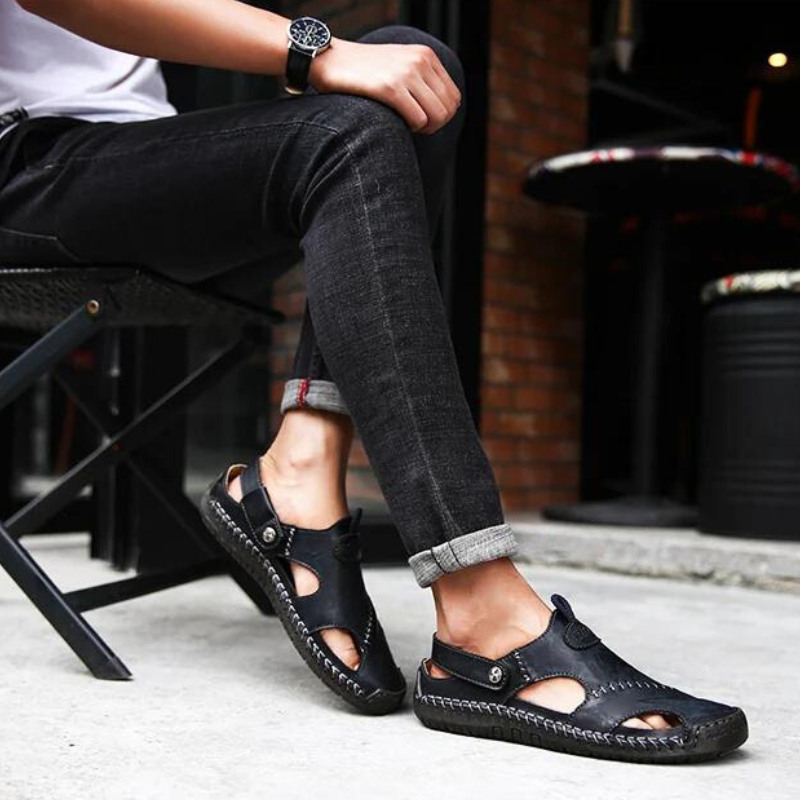 Seitliche Ansicht der Marco orthopädischen Herren-Ledersandalen. Ergonomisches Design für besten Halt.