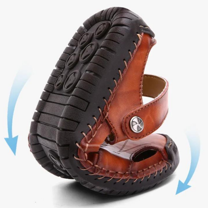 Nahaufnahme der hochwertigen Lederriemen an Marco orthopädischen Herren-Sandalen. Robust & langlebig.