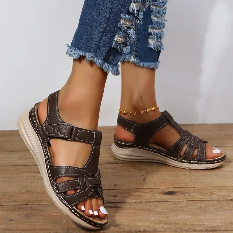 Braune, verstellbare Damen Orthopädische Ledersandalen Emilia. Bequeme Freizeitschuhe für den Sommer.