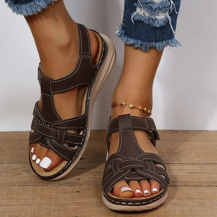 Schwarze, elegante Damen Orthopädische Sandalen Emilia. Bequeme Ledersandalen für Stil und Fußgesundheit.