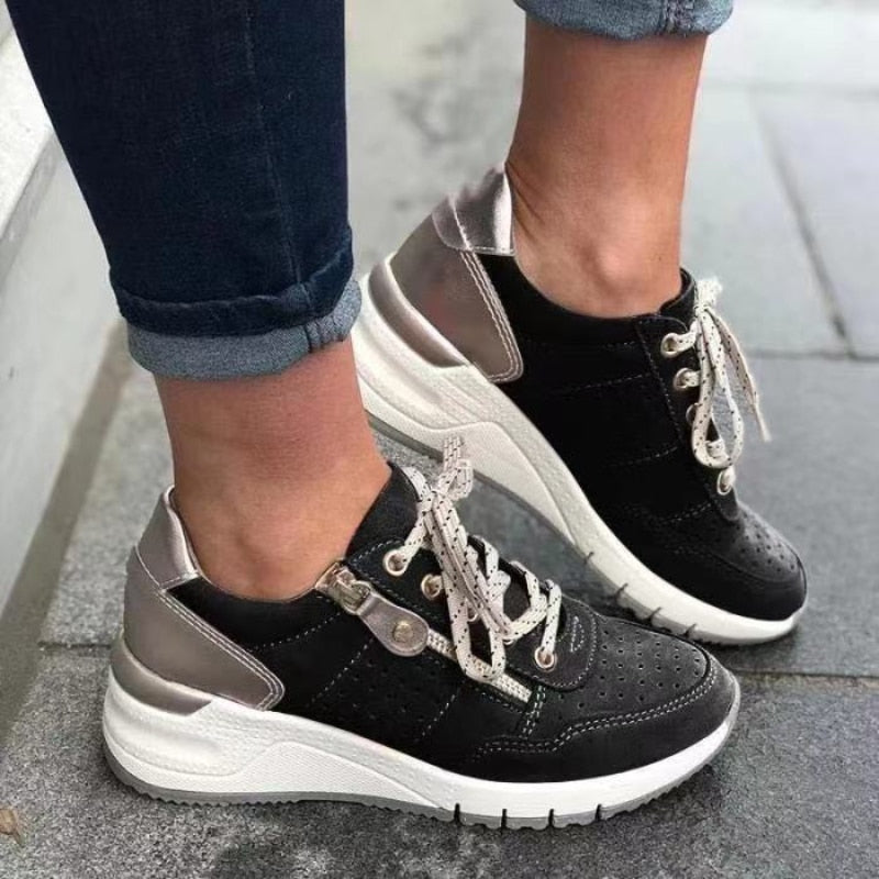 Seitliche Ansicht: Schwarzer Damen Plateau Komfortschuh mit ergonomischem Design für optimale Dämpfung.