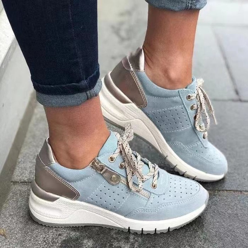 Nahaufnahme: Blauer Damen Orthopädischer Schnürsneaker mit atmungsaktivem Material für ganztägigen Komfort.