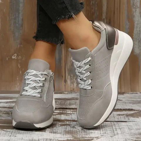 Damen Orthopädischer Plateau Sneaker am Fuss, ideal für Spaziergänge und aktiven Alltag, unterstützt die Fussgesundheit.