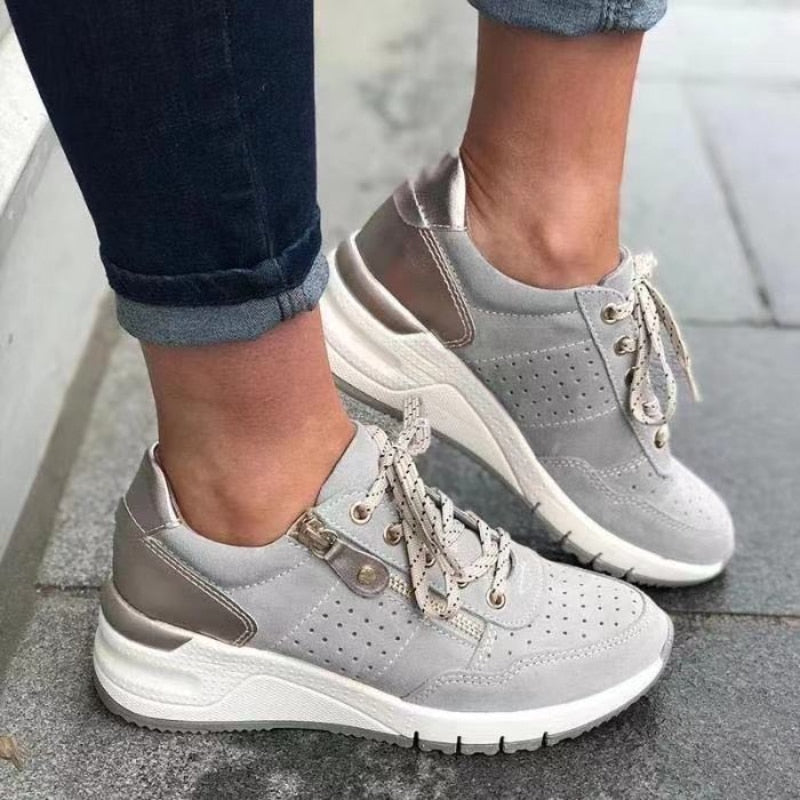 Stilvoller grauer Damen Plateau Sneaker, bequem und modern, ideal für Freizeit und sportliche Eleganz.