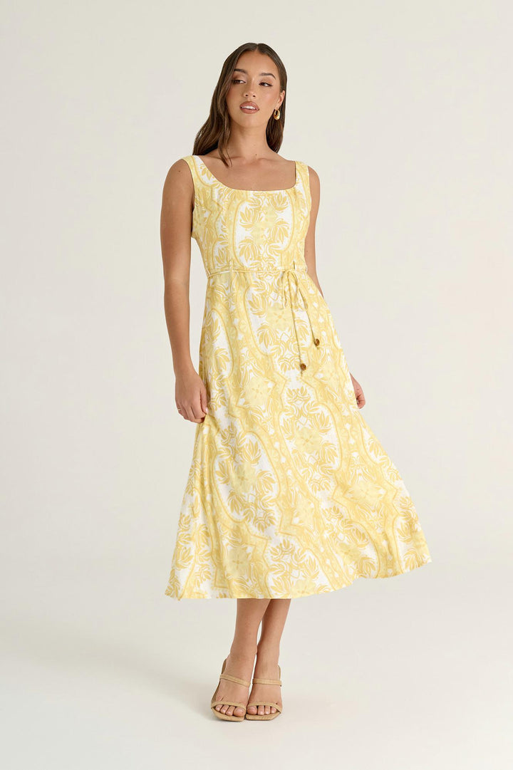 Sommerliches gelbes Damen Maxikleid, ärmellos, mit Blumenmuster und A-Linie. Elegant für Freizeit und Urlaub, Quadrat-Ausschnitt.