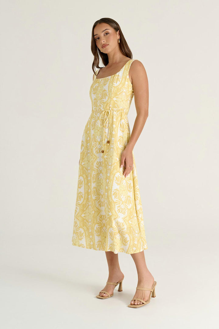 Gelbes Damen Maxikleid mit Blumenmuster, ärmellos, A-Linie. Bequemes Sommerkleid mit elegantem Quadrat-Ausschnitt.