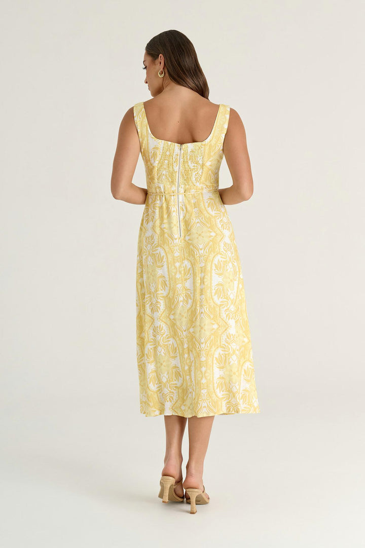 Fließendes gelbes Damen Maxikleid mit Blumenmuster, ärmelloser A-Linien-Schnitt und modischem Quadrat-Ausschnitt für Urlaub.