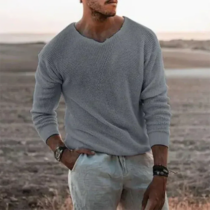 Eleganter Herr trägt warmen Herren Strickpullover "Sigfried" im Freizeit-Look. Zeitloser Stil für Komfort im Alltag.
