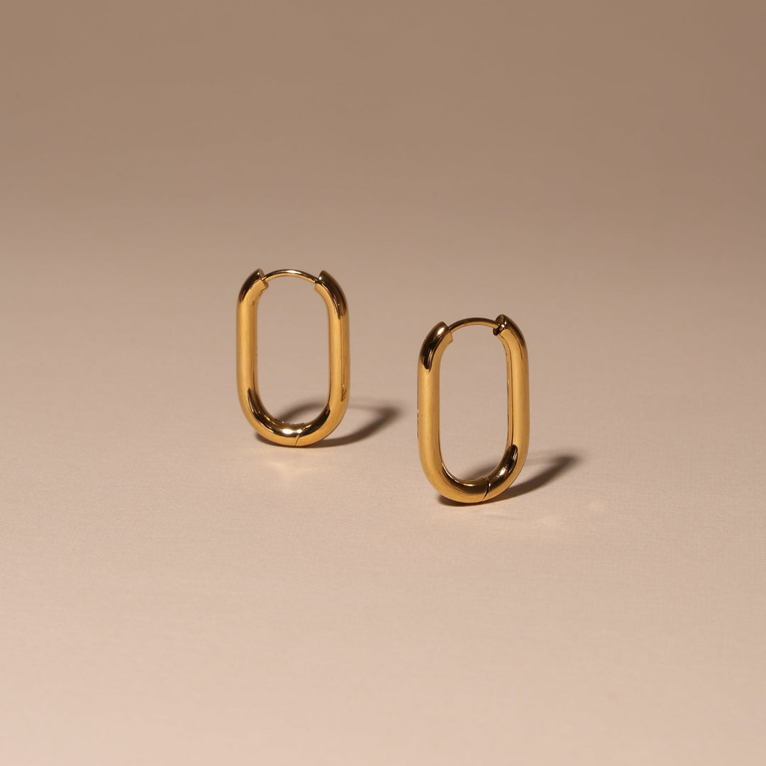 Leichte ovale Gold Creolen für Damen, schlichtes Design, wasserdicht und hautfreundlich für jeden Tag.