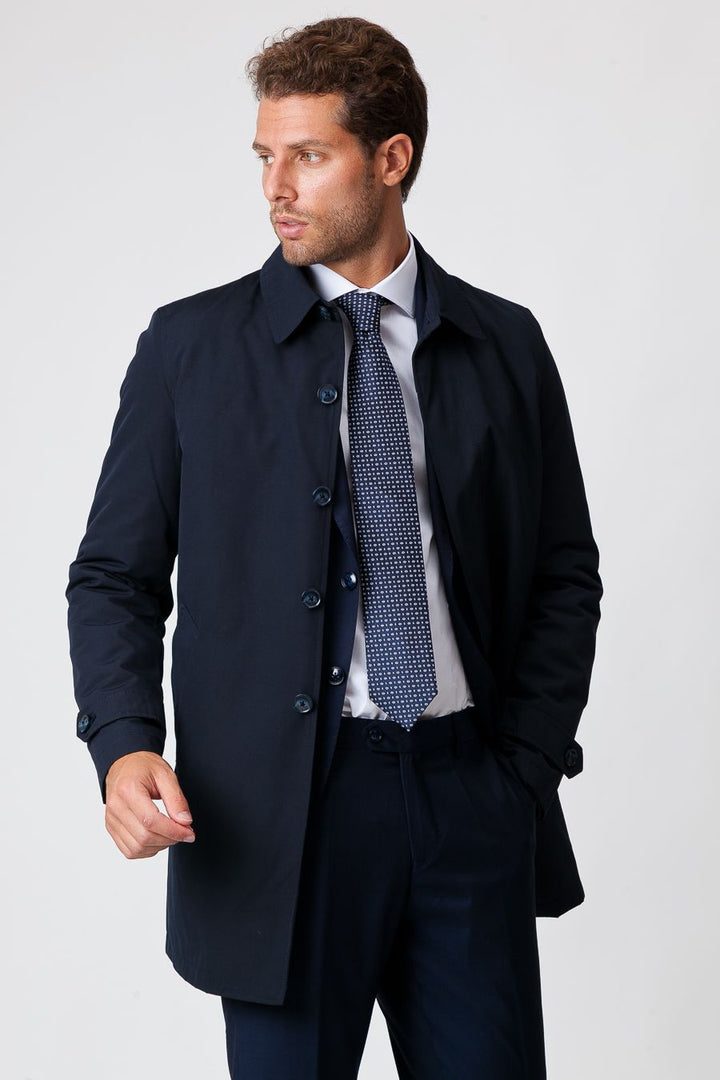 Blauer eleganter Herren Winter-Trenchcoat für stilvolle Business- und Freizeit-Outfits. Perfekte Oberbekleidung.