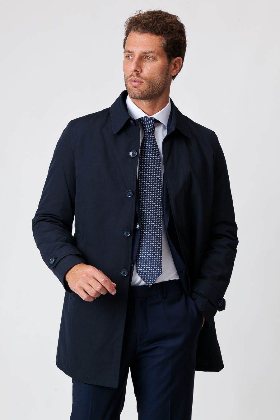 Stilvoller blauer Herren Trenchcoat, vielseitig für Business und Freizeit. Modische Herrenmode für den Winter.