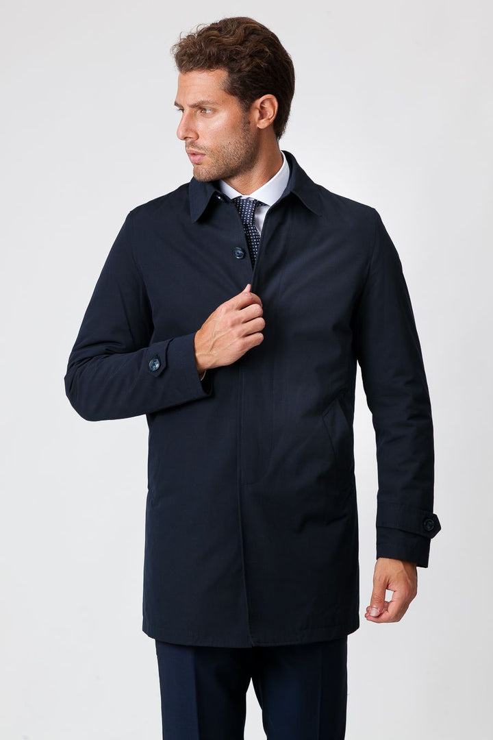 Hochwertiger blauer Herren Winter-Trenchcoat mit Reverskragen. Eleganter Schutz vor Kälte, Wind und Regen.