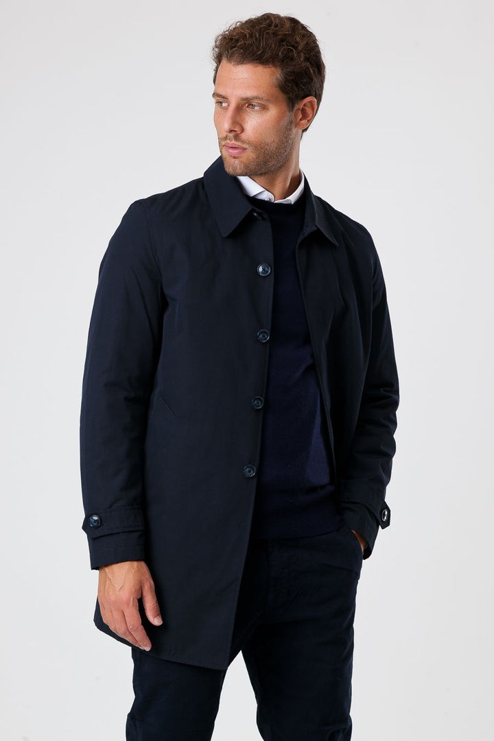 Moderner, blauer Herren Wintermantel. Klassischer Trenchcoat-Stil für die kalte Jahreszeit. Stilvolle Oberbekleidung.