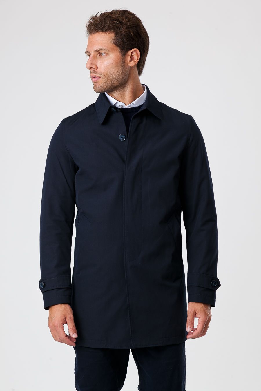 Eleganter blauer Herren Trenchcoat. Wetterfester Wintermantel für Business & Freizeit. Must-have Herrenmode.