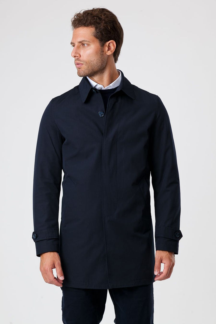 Eleganter blauer Herren Trenchcoat. Wetterfester Wintermantel für Business & Freizeit. Must-have Herrenmode.