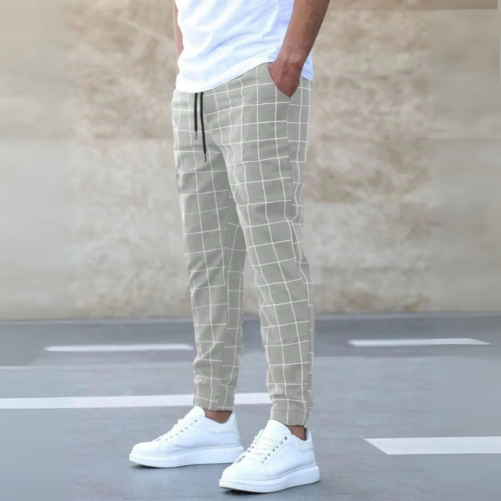 Detailansicht der Herren Tapered Fit Jogginghose mit modernem Karomuster. Trendige Freizeithose.