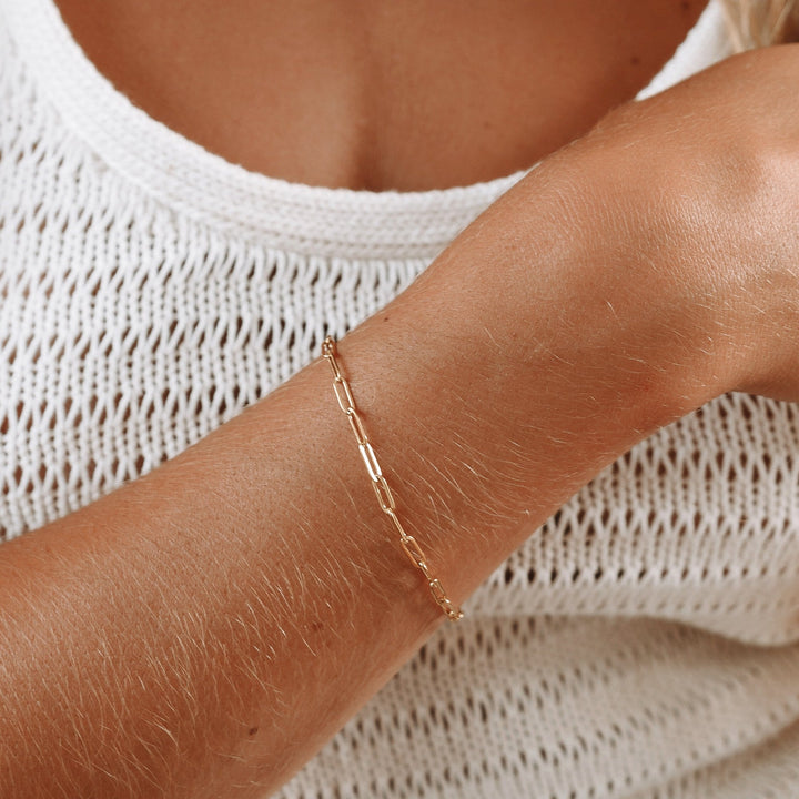 Langlebiges Damen Paperclip Armband aus Gold-Edelstahl, wasserfest & für täglichen Gebrauch.