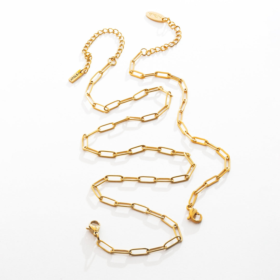 Modernes Paperclip Gold-Schmuckset für Damen. Elegante, wasserdichte Edelstahl-Gliederkette und passendes Armband.