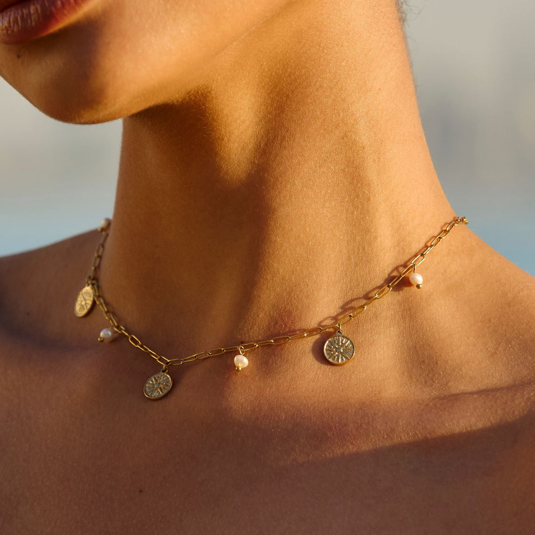 Maritimer Sommerschmuck: Gold Perlen Choker mit Süßwasserperlen und filigranem Sonnenanhänger.