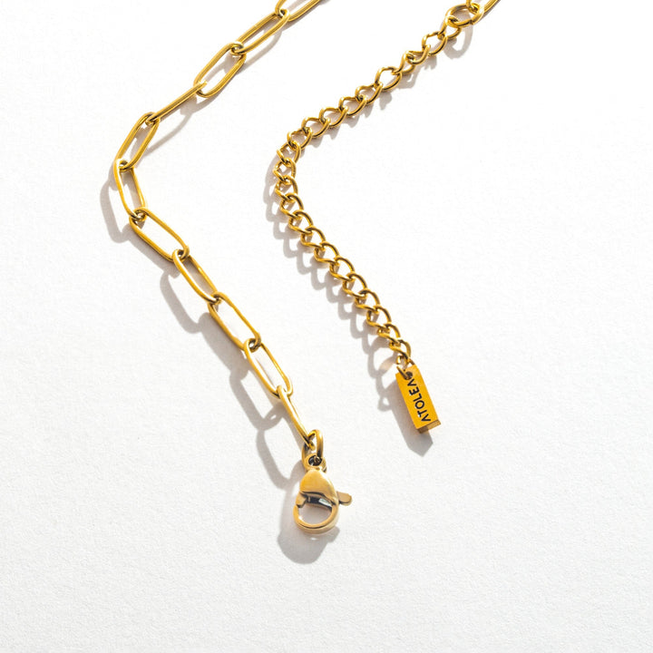 Edles Paperclip Damen Schmuckset in Gold, Kette & Armband. Wasserdichter, hypoallergener Edelstahl für modernen Look.