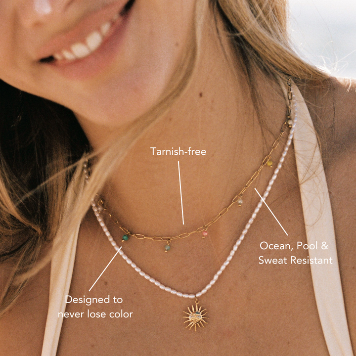 Elegante Statement Choker Halskette für Damen in Gold & Silber, mit bunten Anhängern & wasserdichtem Edelstahl.