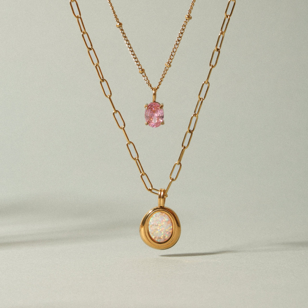 Modische Paperclip Goldkette für Frauen mit einem eleganten Opal-Anhänger, ideal als Schmuckstück.