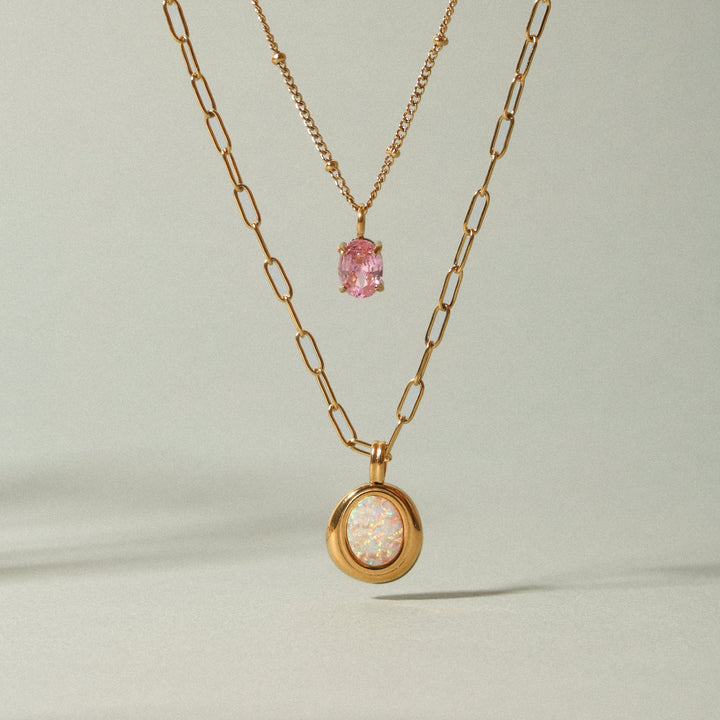 Modische Paperclip Goldkette für Frauen mit einem eleganten Opal-Anhänger, ideal als Schmuckstück.