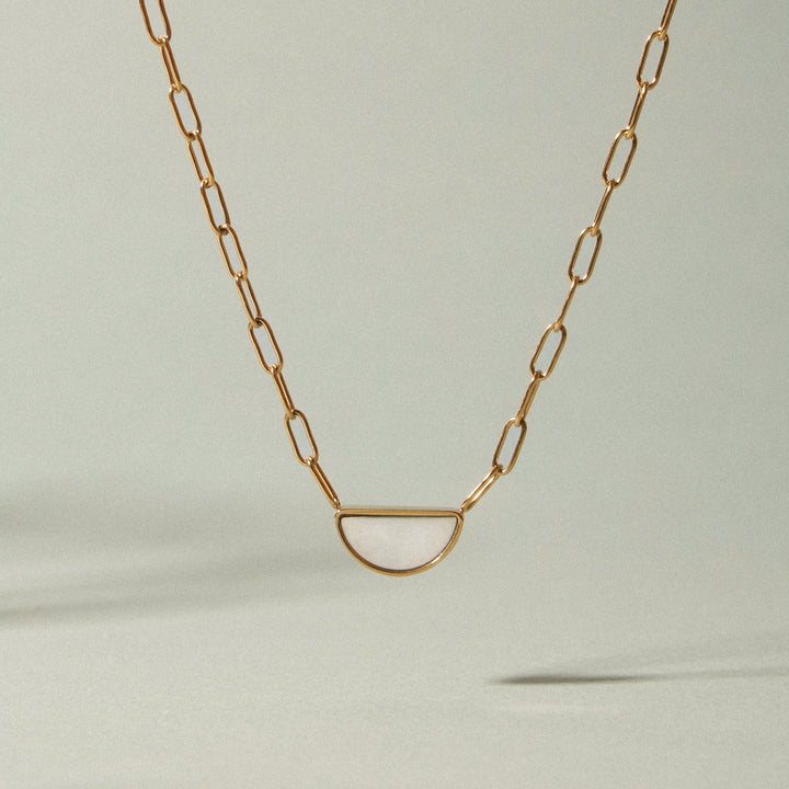 Neue goldene Choker Halskette mit Perlmutt Anhänger. Hypoallergener Damenschmuck auf Schmuckständer präsentiert.