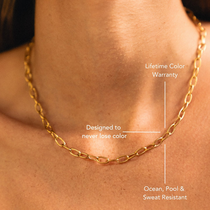 Eleganter silberner Paperclip Choker, Edelstahl Halskette mit praktischem Toggle-Verschluss.