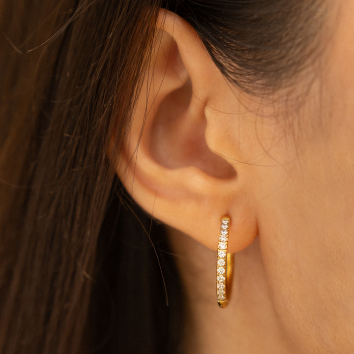 Glänzende goldene Damen Creolen, Huggie-Stil mit Zirkonia-Pavé. Hypoallergen & wasserfester Schmuck.