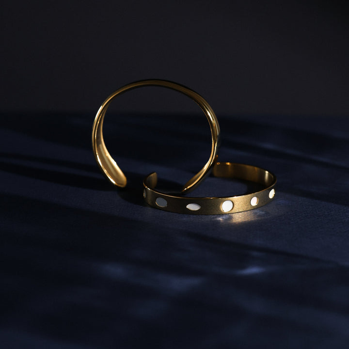 Minimalistischer Damen Armreif in Gold mit echtem Perlmutt. Wasserfest & hypoallergen für sensible Haut.