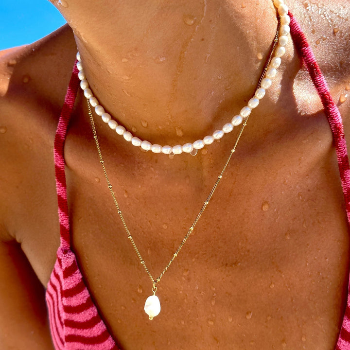 Damen Perlen Schmuckset in Gold im modernen Layering-Look: Choker & Barockperlen-Kette kombiniert.