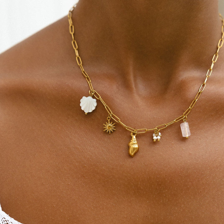 Sommerliche Goldhalskette für Frauen mit Muschel- & Süßwasserperlen-Charms. Wasserdichtes Schmuckstück.