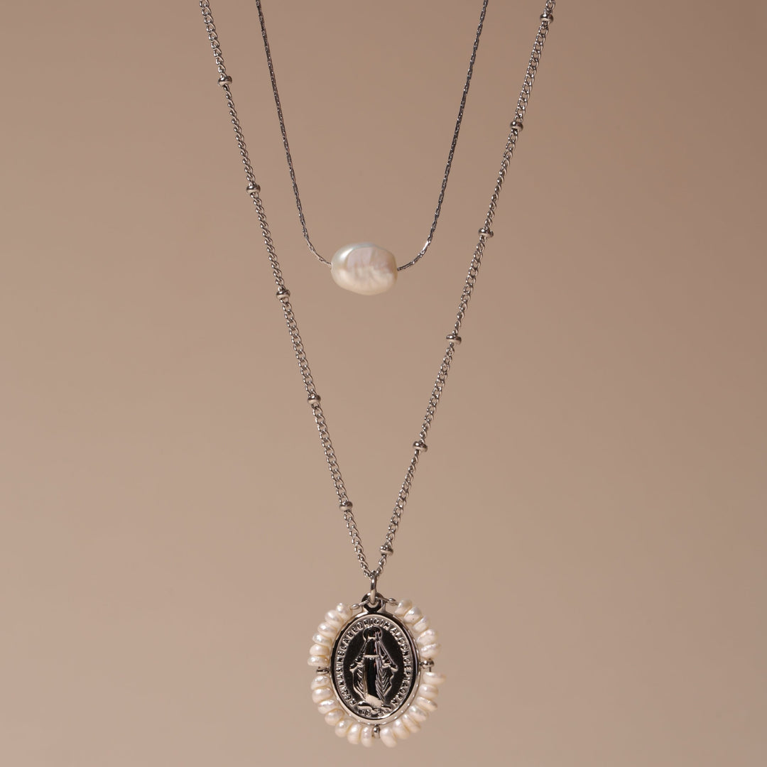 Stylische Damen Choker Halskette mit echten Barockperlen. Verstellbares, wasserfestes Schmuckstück für Frauen.