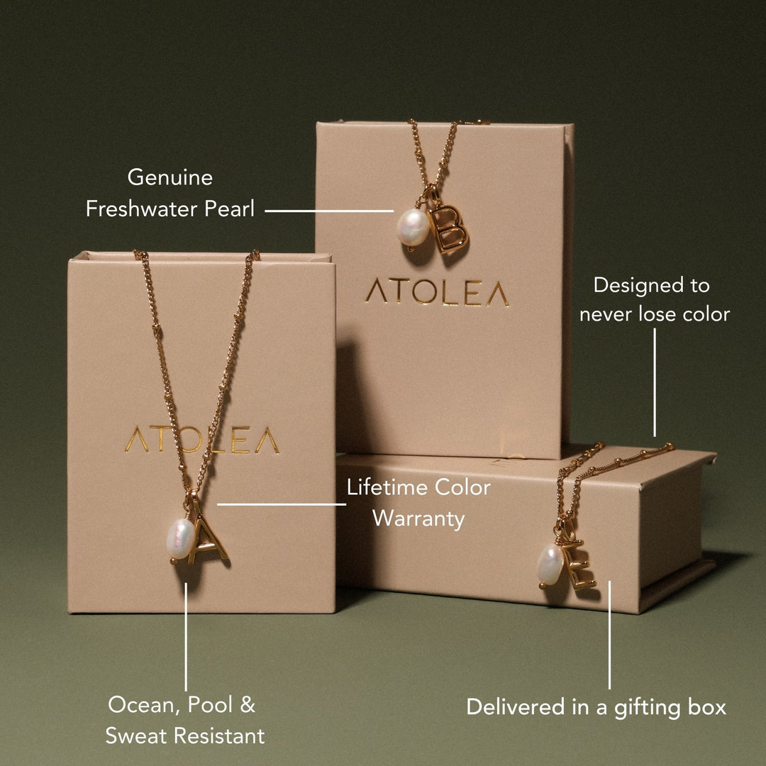 Detailaufnahme: Goldkette mit zarter Barockperle & Initial, hochwertiger Damenschmuck.