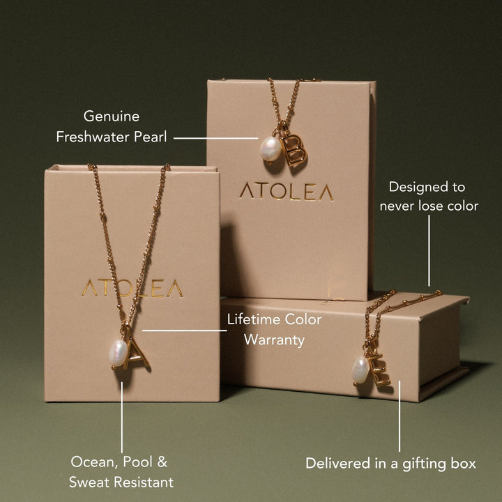 Detailaufnahme: Goldkette mit zarter Barockperle & Initial, hochwertiger Damenschmuck.