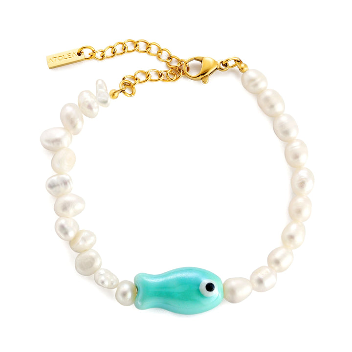 Chices Damen Armband in Gold mit glänzendem Fisch-Anhänger und zarten Süßwasserperlen. Hochwertiger Schmuck.