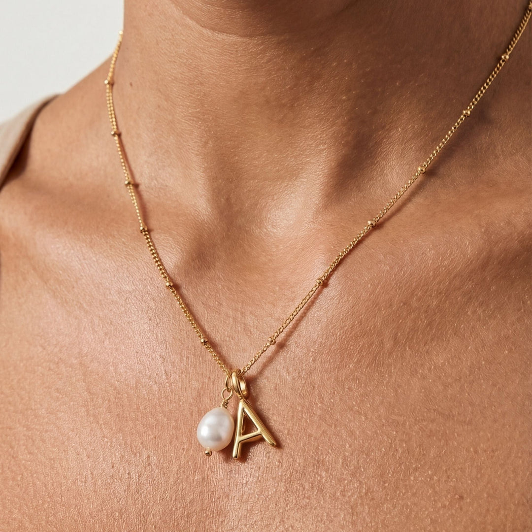 Elegante Goldkette für Damen mit natürlicher Barockperle & Initial Anhänger. Perfektes Geschenk.