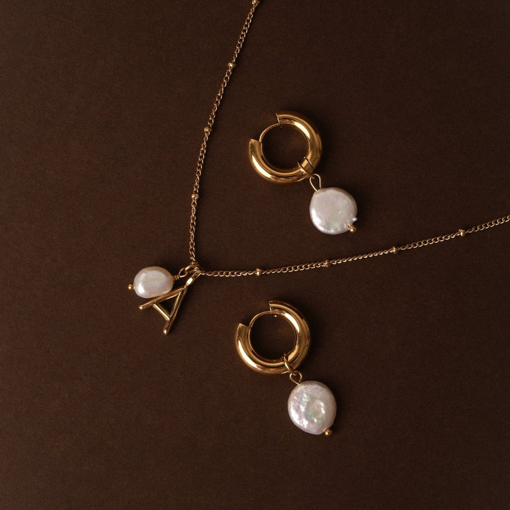Zeitlose Damenhalskette: Goldkette mit Barockperle & Initial Anhänger, elegant & vielseitig.
