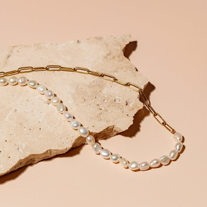 Verstellbare goldene Halskette für Damen mit einzigartiger Paperclip-Struktur und Süßwasserperlen.
