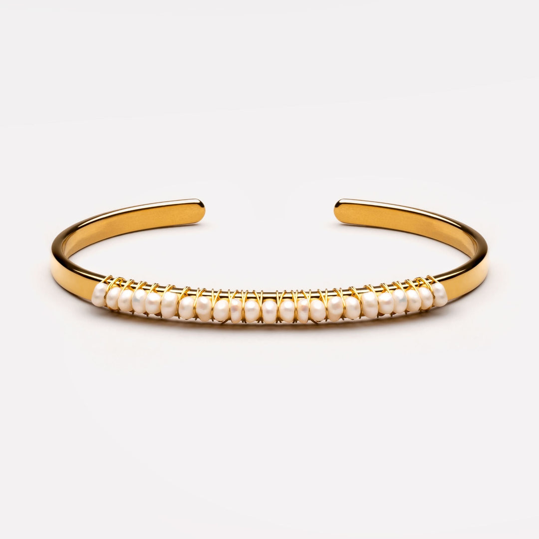 Hochwertiger Gold Armreif für Damen mit zarten Süßwasserperlen; wasserdichter & hypoallergener Perlenschmuck.