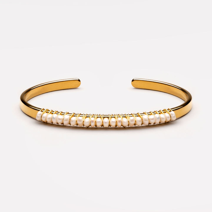 Hochwertiger Gold Armreif für Damen mit zarten Süßwasserperlen; wasserdichter & hypoallergener Perlenschmuck.