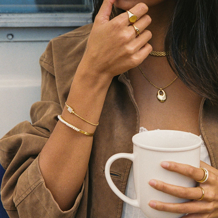 Minimalistischer Damen Armreif Gold aus Edelstahl mit Süßwasserperlen, ideal für jeden Anlass.