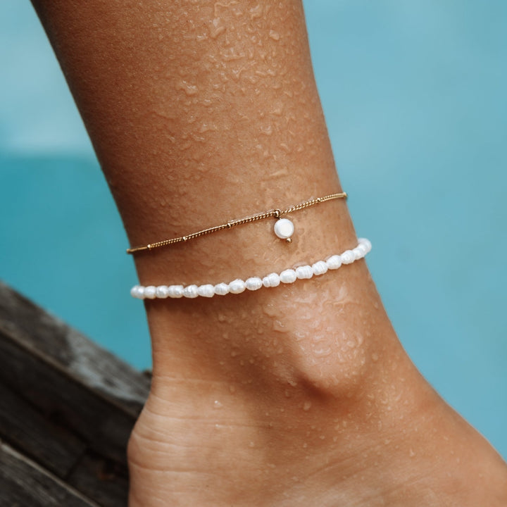 Hochwertiges Gold Fußkettchen für Damen mit glänzenden Süßwasserperlen. Wasserfestes Accessoire für Strand & Alltag.