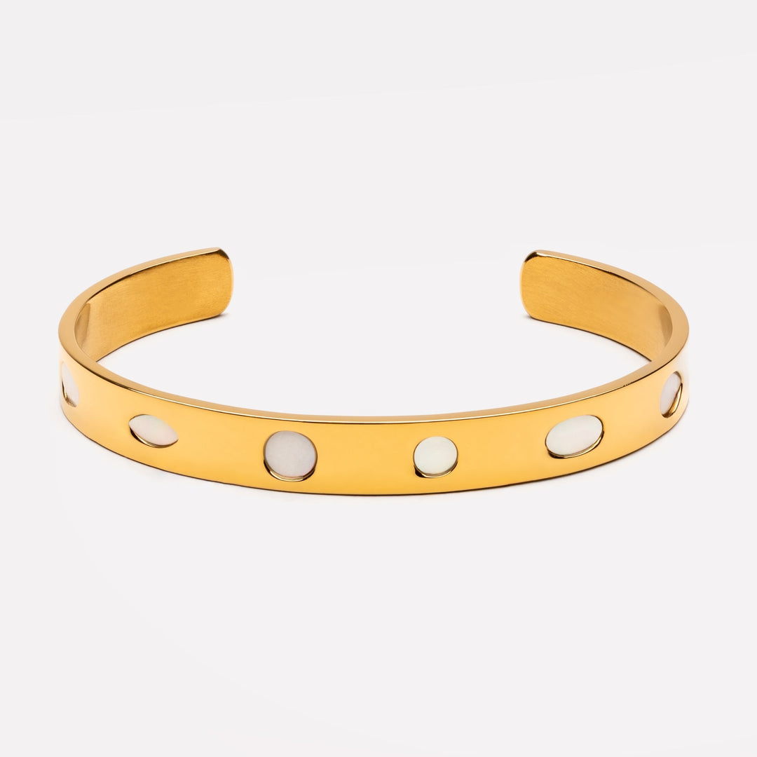 Goldfarbener Edelstahl Armreif für Damen mit Perlmutt-Segment, minimalistisch & elegant.